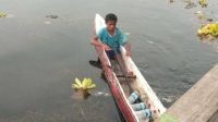 Salah seorang anak mendayung di danau sentani - Doc Pace Kosapa
