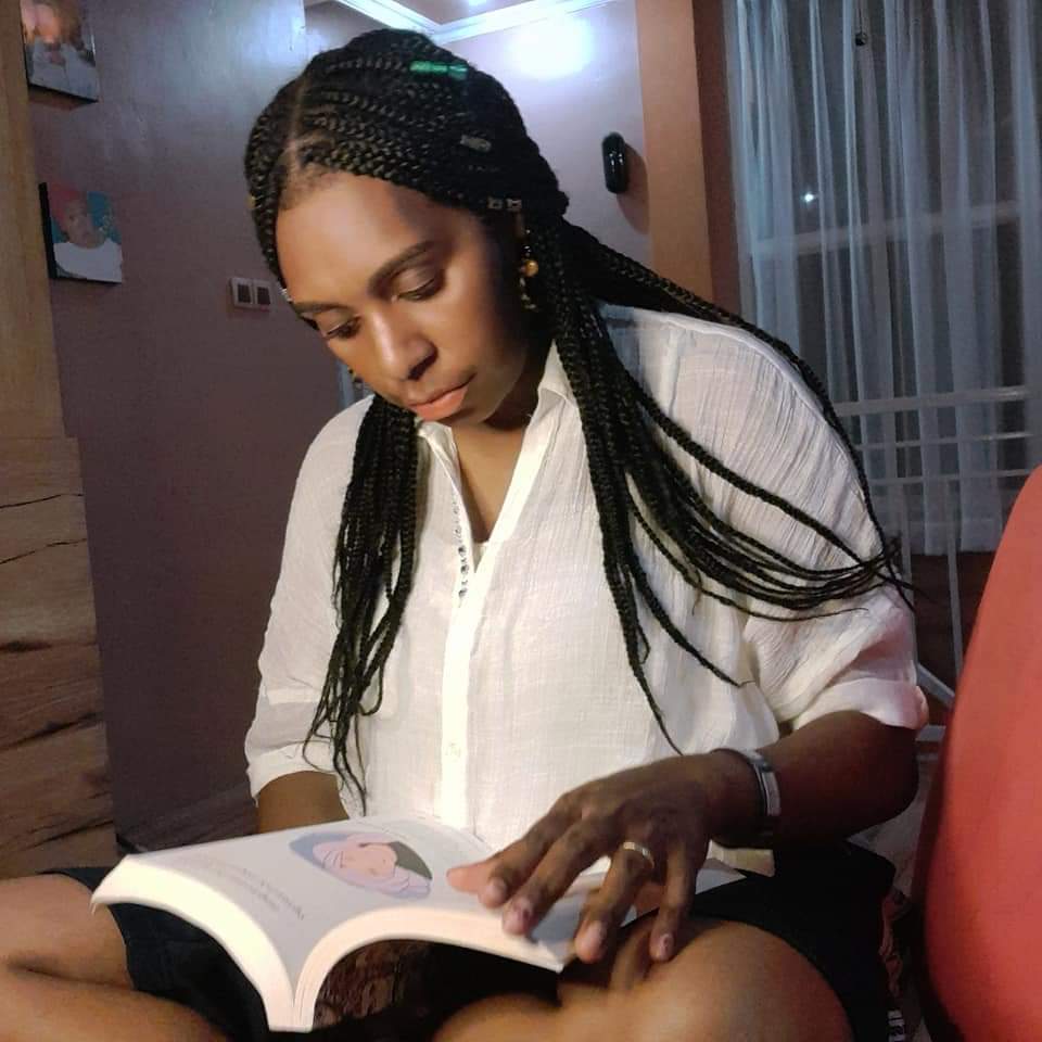 Salah Seorang Perempuan Papua saat sedang membaca Buku - Doc.Selfy Yeimo