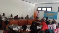 Komunitas Sastra Papua dan Laboratorium Kesejahteraan Sosial Fakultas Ilmu Sosial dan Politik Universitas Cenderawasih menyelenggarakan seminar “Peran Pers dalam Pengisi Pembangunan di Tanah Papua” di Jayapura, Selasa (11/2/2020). – Jubi/Hengky Yeimo
