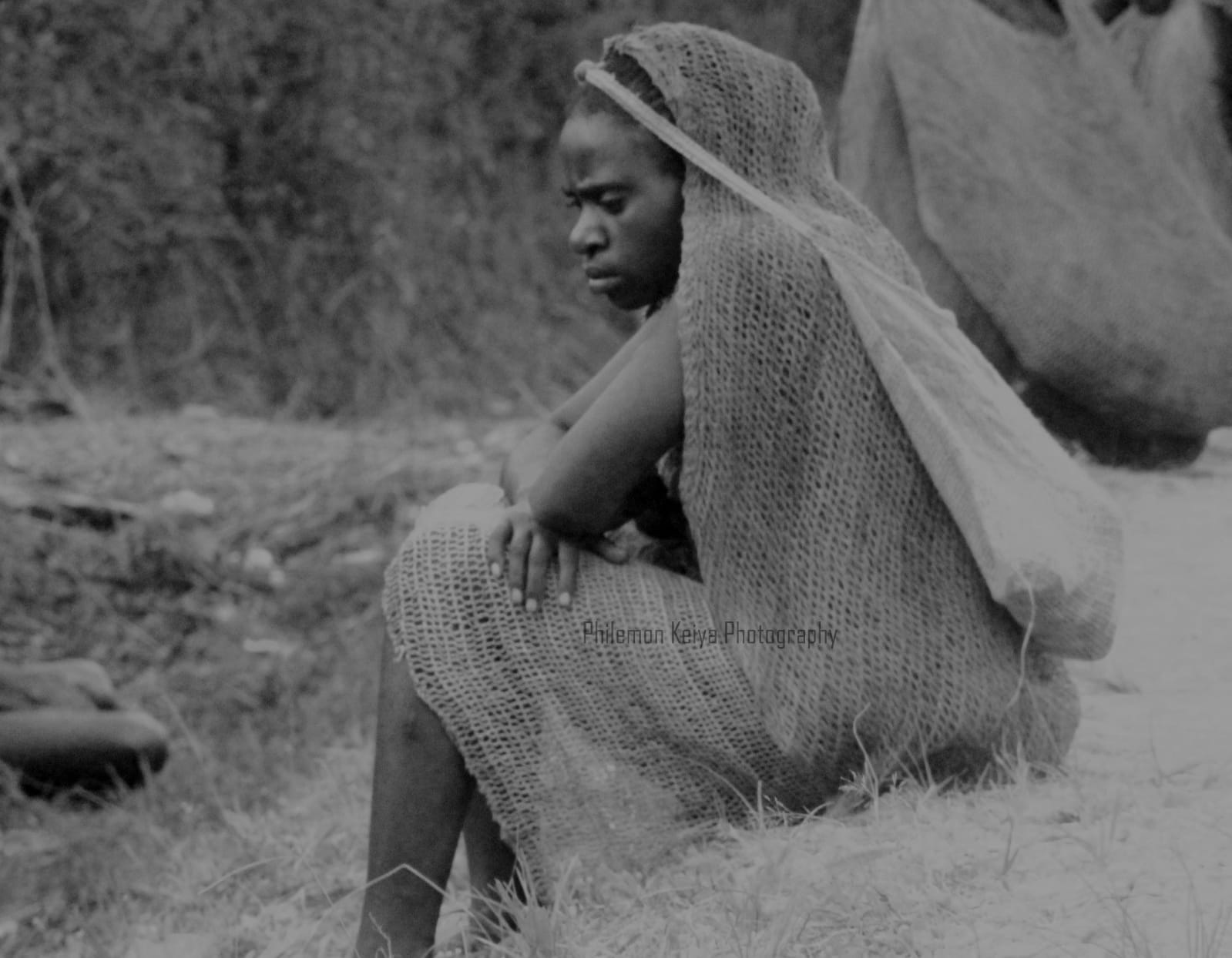 Perempuan asal suku mee yang duduk sambil mengenakan busana adat -Doc. Philemon Keiya