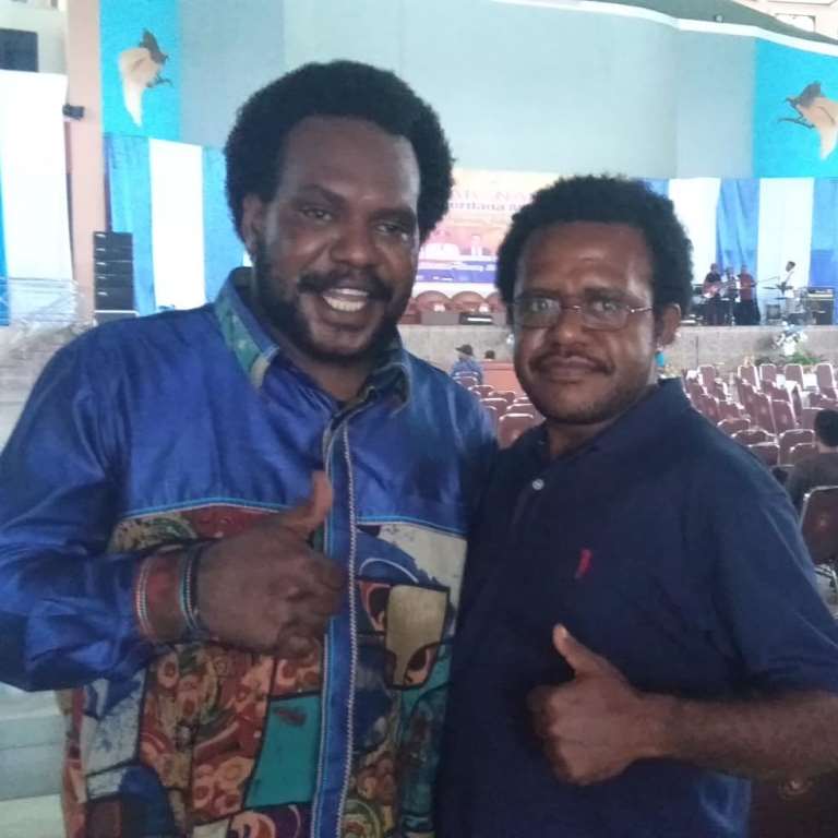 Koordinator Komunitas Sastra Papua Hengky Yeimo,bersama Ketua Karateker KNPI Merauke Benyamin Gurik