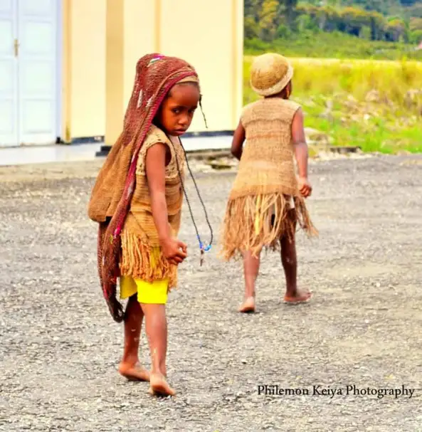 Anak anak Papua asal Suku Mee Saat mengenakan Moge dan Noken - Doc. Philemeon Keiya