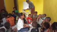 Relawan Gerakan Papua Mengajar (GPM) mengajar anak usia dini dan anak usia sekolah di Kabupaten Nabire, Papua Tengah. - Dok. GPM