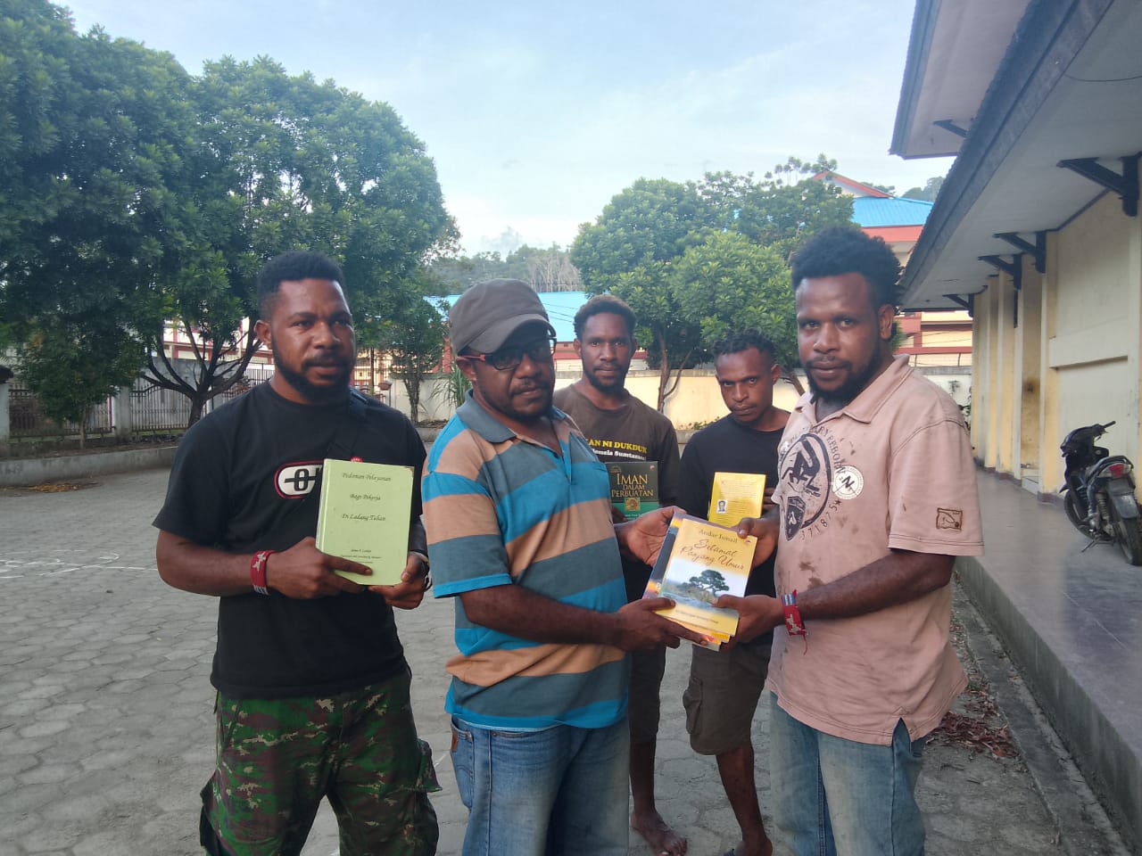 Foto saat Koordinator Komunitas Sastra Papua Ko'SaPa Hengky Yeimo memberikan donasi berupa buku kepada Dekai Academic Learning Center DALC di asrama mahasiswa Yahukimo di kota Jayapura pada (21/3/2023).