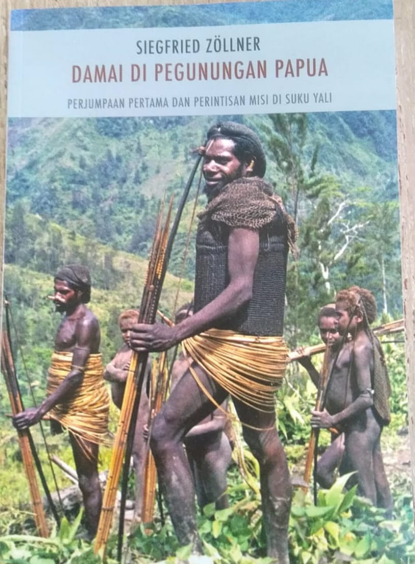 Buku Damai Di Pegunungan Papua yang dituliskan oleh Pdt.Dr. Siegfried Zollner dalam bahasa Jerman yang diterjemahkan oleh Pdt. Dr. Rainer Scheunemann dilaunching di Aula P3W Padang Bulan pada Minggu (12/03/2023)