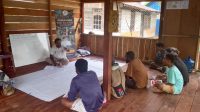 Sekertaris Komunitas Sastra Papua saat memberikan materi terkait dengan sttrategi mengelola komunitas dan pengembangan program kreatif - Doc. Kosapa