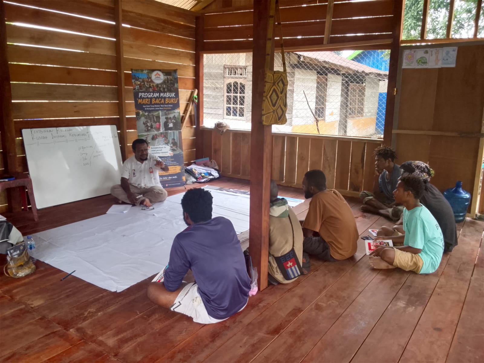 Sekertaris Komunitas Sastra Papua saat memberikan materi terkait dengan sttrategi mengelola komunitas dan pengembangan program kreatif - Doc. Kosapa
